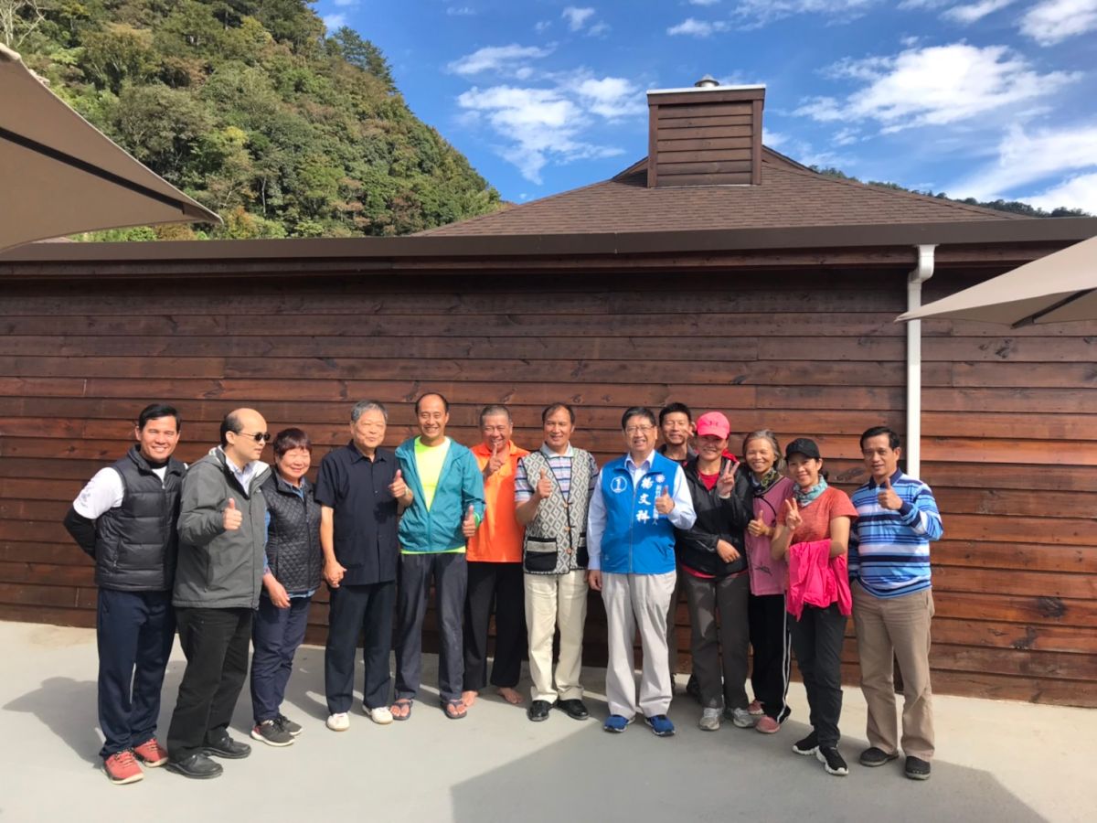 ▲新竹縣長候選人楊文科（右五）深入尖石後山司馬庫斯等部落拜票，允諾當選後將讓原鄉更具競爭力。（圖／記者誾宣震攝, 2018.11.12）