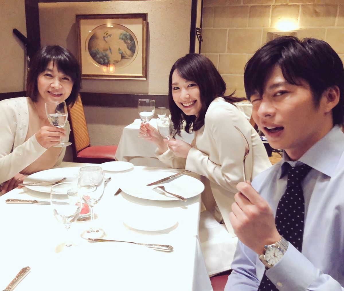 ▲新垣結衣（中）田中圭遭爆搞不倫，卻被媒體拍到男生喬裝去賭博。（圖／翻攝無法成為野獸的我們官方Twitter）