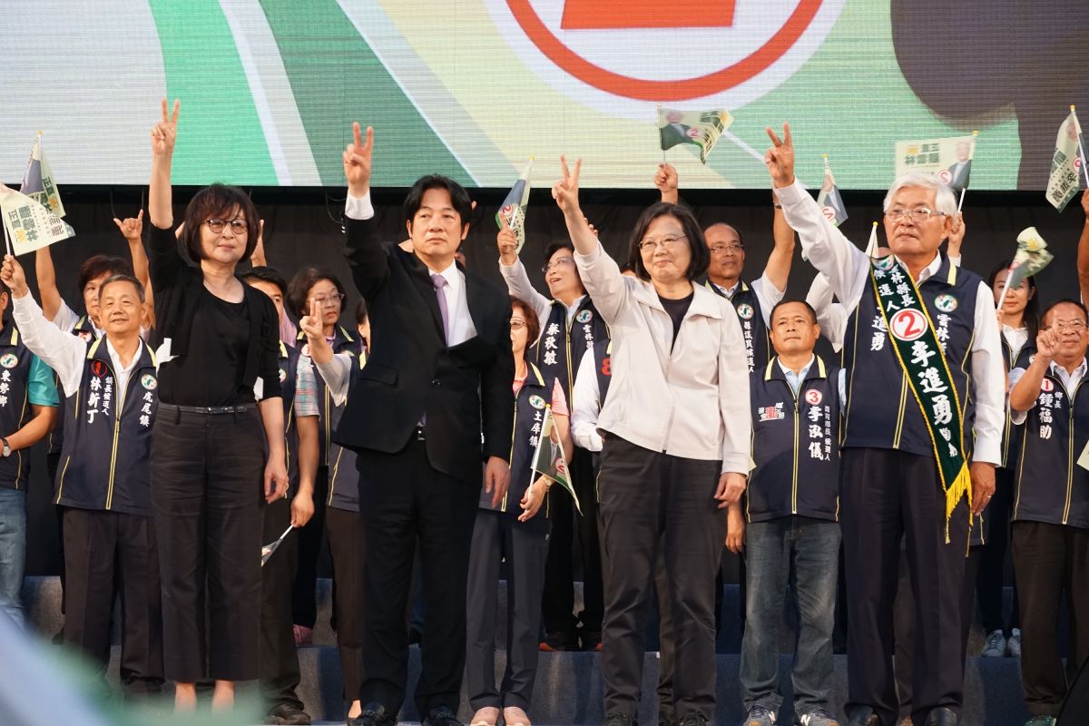 ▲總統蔡英文、行政院長賴清德、立委蘇治芬、劉建國、吳思瑤連袂站台，力挺李進勇拚連任。（圖／記者蘇榮泉攝，2018.11.11）