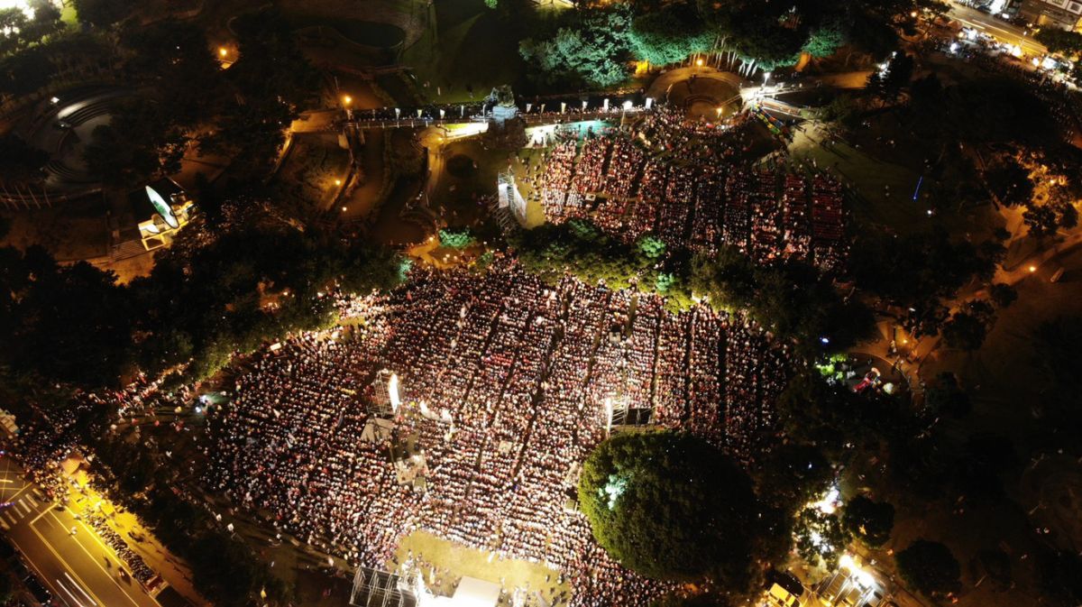 ▲根據陳學聖競選團隊空拍畫面以及現場人數估算，今天晚上至少有30000桃園鄉親湧入陽明運動公園參與這場造勢大會。（圖／陳學聖競選團隊提供, 2018.11.12）