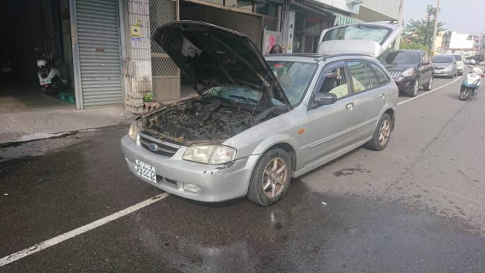 老車漏油釀火燒車　員警巡邏即時撲滅
