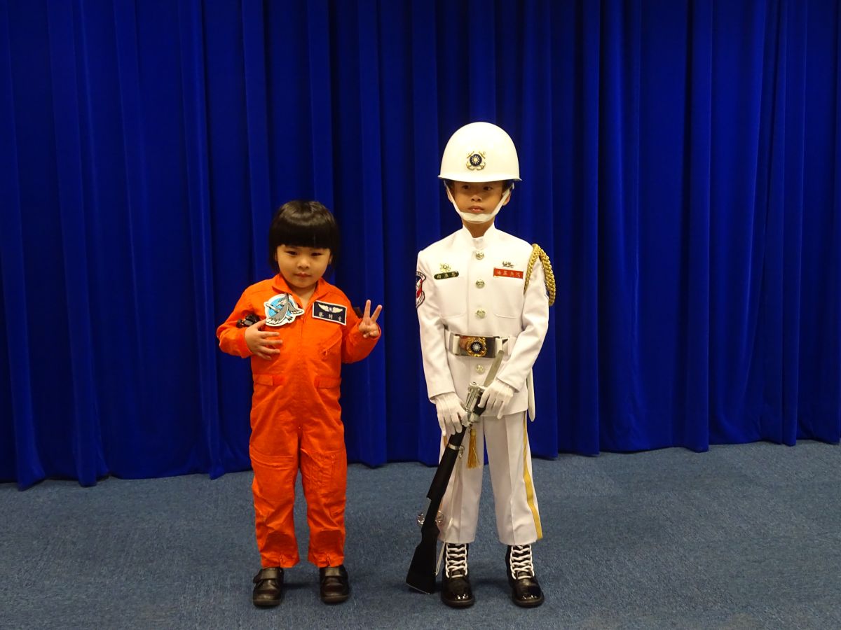 ▲全民國防有獎徵答，特地請來儀隊小禮兵向杰恩，以及「莒光園弟」蔡羽玄小朋友代表抽獎。（圖／呂炯昌攝, 2018.11.13）