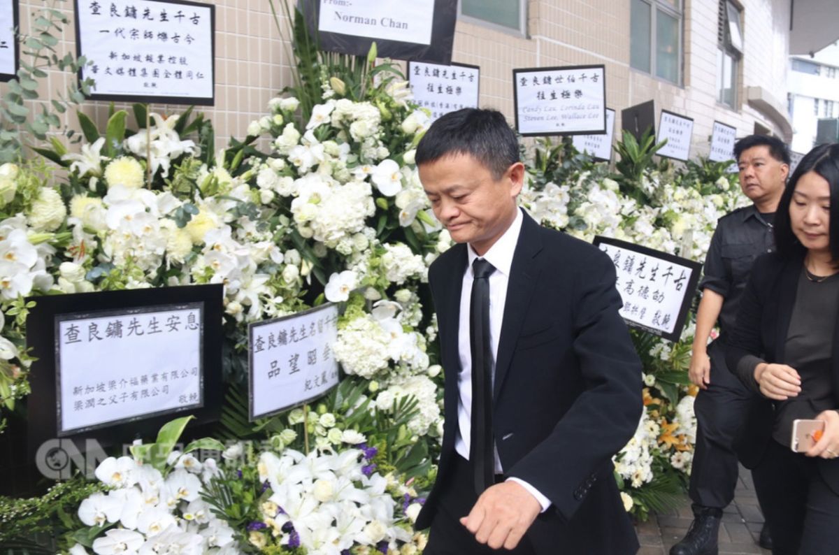 ▲武俠小說泰斗金庸（原名查良鏞）的喪禮 13 日在香港殯儀館舉行，阿里巴巴集團董事局主席馬雲（左）到埸致悼。金庸 10 月 30 日過世後，馬雲曾在微博發文寫道：「若無先生，不知是否還會有阿里。」中央社記者張謙香港攝 107 年 11 月 13 日