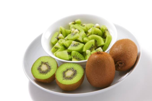 ▲綠奇異果除了能生津止渴、止咳化痰增強身體抵抗力之外，更具有高度保水能力的膳食纖維，可以幫助糞便吸附水份，刺激腸道蠕動，改善秋燥引起的便秘與腸胃問題。（圖／財團法人台灣癌症基金會提供）