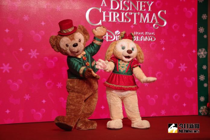 ▲香港迪士尼樂園於 11 月 15 日至 1 月 1 日展開 A Disney Christmas 主題活動，全新角色 Cookie 首度換上聖誕節新裝扮與遊客見面。（圖／記者陳致宇攝）