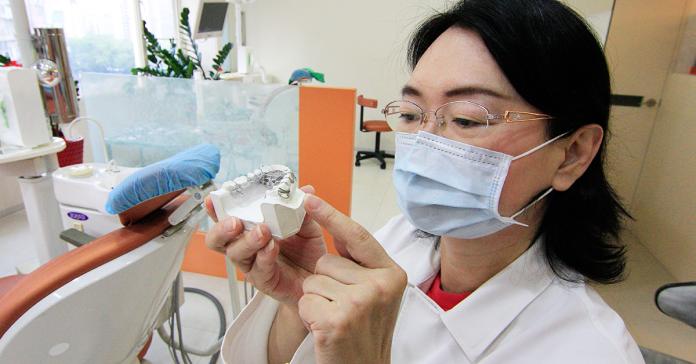 ▲暴牙症狀出現時應及時就診，讓醫師進行專業評估，若能提前配戴擴張器撐開口腔空間，就有機會在對牙齒傷害最小程度下，以不拔牙矯正方式進行調整。（圖／宋慧玲醫師提供）