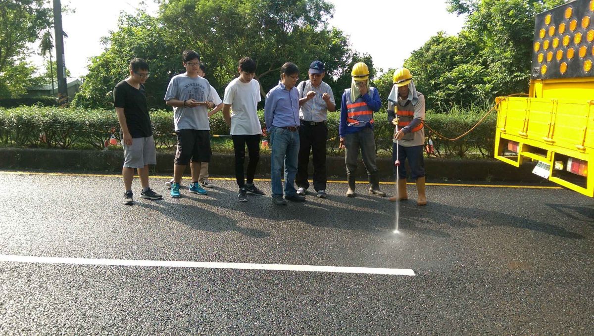 ▲土木系王裕民教授領導的團隊作科大路粉塵清洗。（圖／屏科大提供）