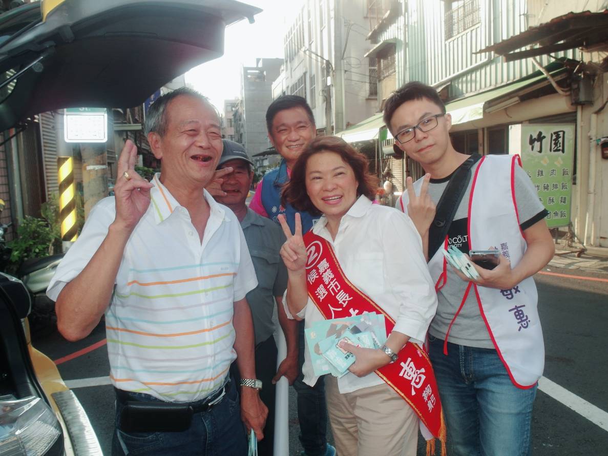 黃敏惠掃街拜票，民眾熱情比出2號勝利的手勢。〔圖／黃敏惠競總提供2018.11.13〕