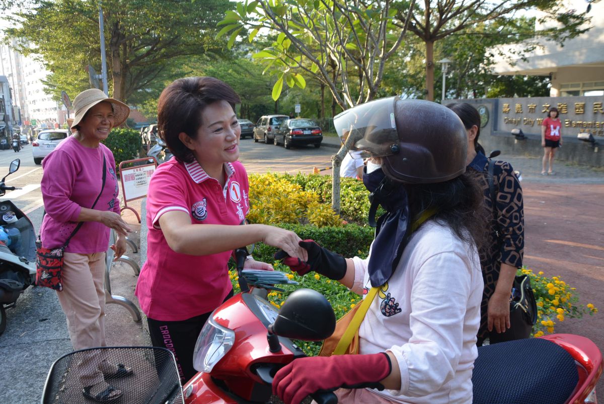 ▲蕭淑麗向每一位接送小孩的家長一一問候。（圖／記者郭政隆攝影2018.11.13）