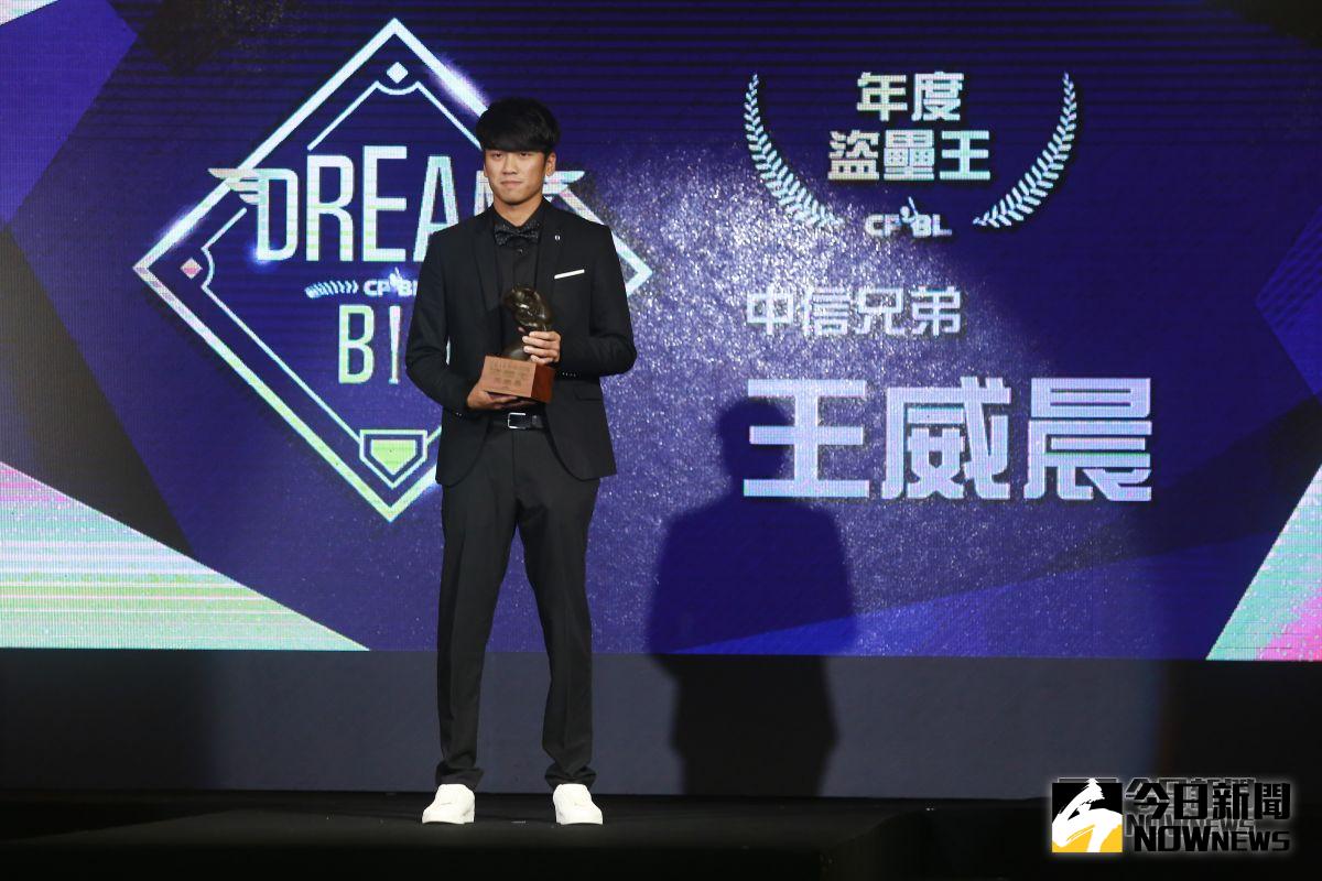 ▲王威晨榮獲中華職棒29年年度盜壘王。（圖／記者葉政勳攝 , 2018.11.13）