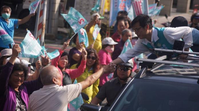 ▲許多民眾看到車隊都主動上前要跟陳其邁握手，因此車隊時常降速讓陳其邁能與選民互動。（圖／記者蔡佳宏翻攝,2018.11.13）