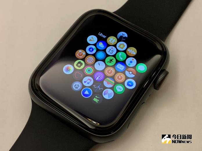 ▲這次的 Apple Watch 可能是因為螢幕尺寸的增加，以及提供更豐富的功能，記者發現不但有許多 iPhone 使用者首次購入，更讓原本就有 Apple Watch 用戶決定升級購買。（圖／記者劉士成攝）