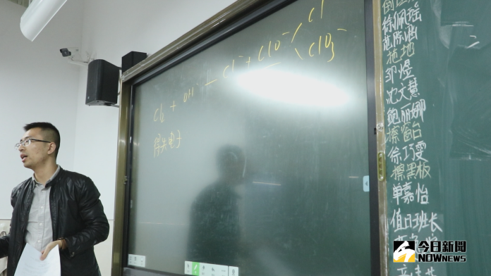 ▲86吋大螢幕的教學觸控一體機（電子黑板），讓學習更為數位，也不用再吸入粉筆灰。圖左為電子黑板、圖右為傳統黑板。 （圖 / 記者吳文勝攝）