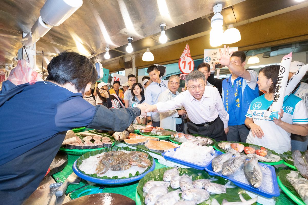 台北市長柯文哲14日一早在「友柯」議員李慶元、候選人張凱鈞及王致雅的陪同下，到文山區景美市場拜票。（圖/柯辦提供,2018.11.14）