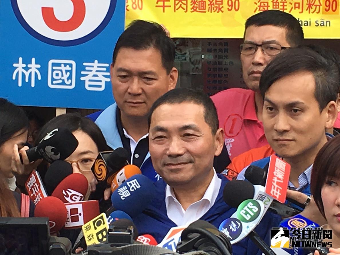 ▲侯友宜暗諷，「段宜康的曲棍球欠人很多粒！」吃了沒？一顆也沒吃！（圖／記者陳志仁攝，2018.11.14）