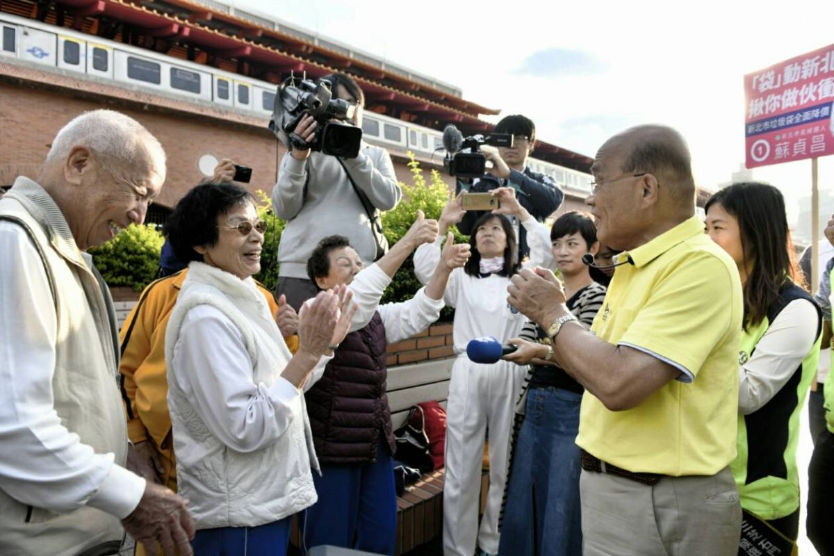 ▲蘇貞昌今日前往淡水捷運站的後廣場，向早起運動的民眾打招呼與拜票。（圖／蘇貞昌辦公室提供）