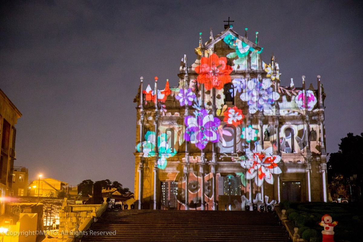 ▲澳門光影節 12 月 2 登場，將多個景點投影上夢幻的光雕表演，周邊另有燈飾裝置及互動遊戲。（圖／澳門旅遊局）