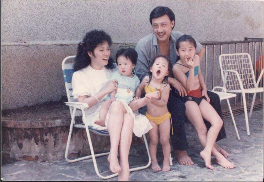 ▲資深藝人余天與妻子李亞萍結褵多年，育有長女余筱萍、次女余苑綺及么兒余祥銓。（圖／翻攝臉書）