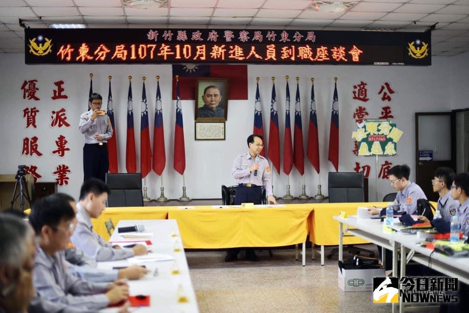 ▲竹東分局發生警員「不告而取」竊盜同仁金錢醜聞，背後「正派專業」大字顯得諷刺。（圖／翻攝自「竹東警好讚」臉書，與本案件無關）