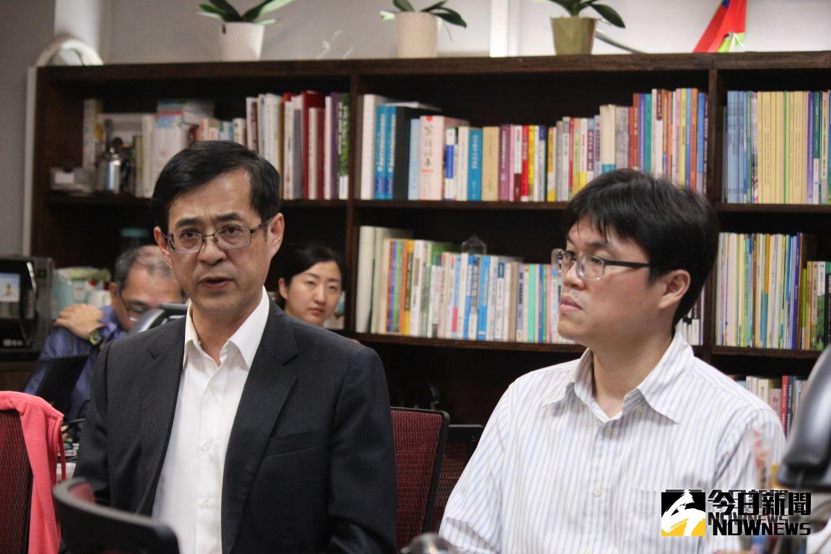 教育部政務次長姚立德（左）與高教司司長朱俊彰於稍早表示，證實康寧大學有三項違法，並對該校董事校長處以50萬罰鍰。（圖／記者許維寧攝）