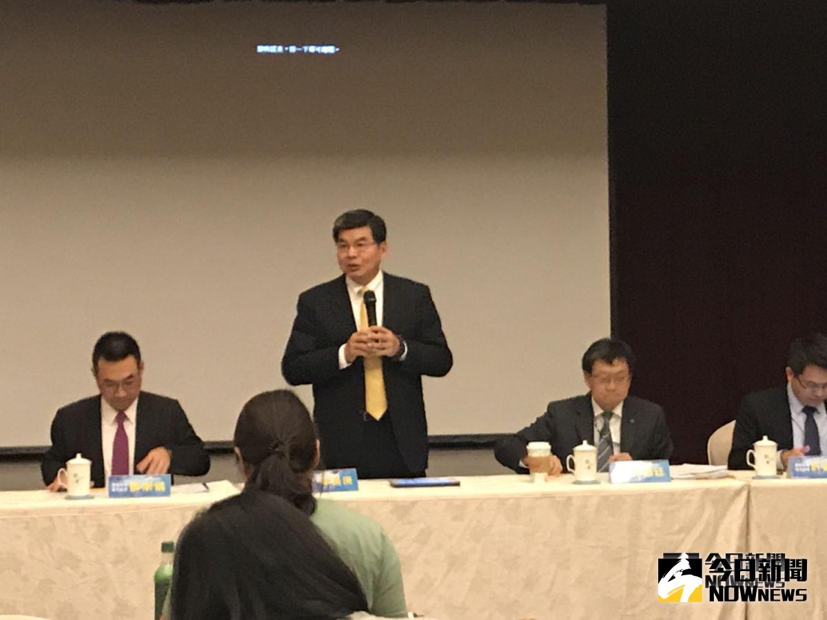 ▲國泰金控召開法說會，由總經理李長庚（中）主持。（圖／記者顏真真攝）