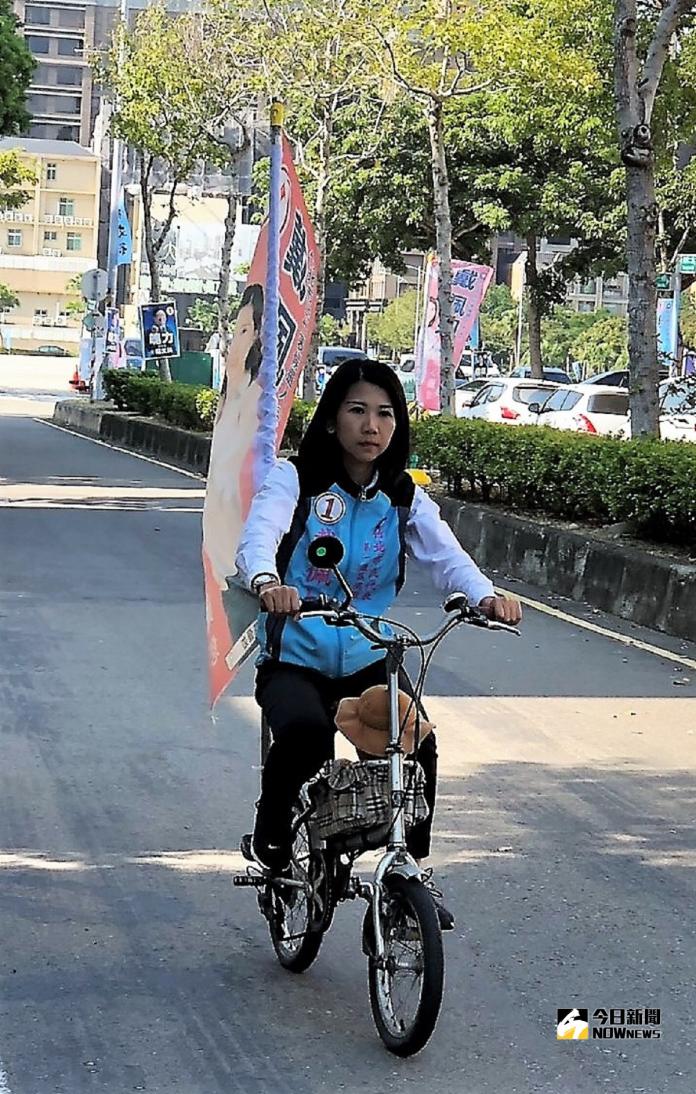 ▲竹北市民代表候選人戴佩如輪流使用腳踏車、三輪車、摩托車掃街拜票。（圖／戴佩如提供）