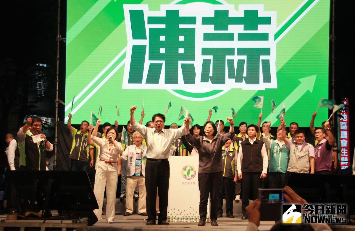 ▲總統蔡英文14日晚南下屏東內埔鄉，為潘孟安造勢爭取客家選票。（圖／記者陳宗傑攝,2018.11.14）