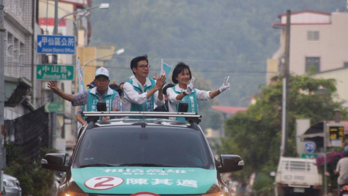 ▲陳其邁掃街車隊到美濃時，也前往立法委員邱議瑩服務處，透過網路連線參加民進黨行動中執會。（圖／記者蔡佳宏翻攝,2018.11.14）