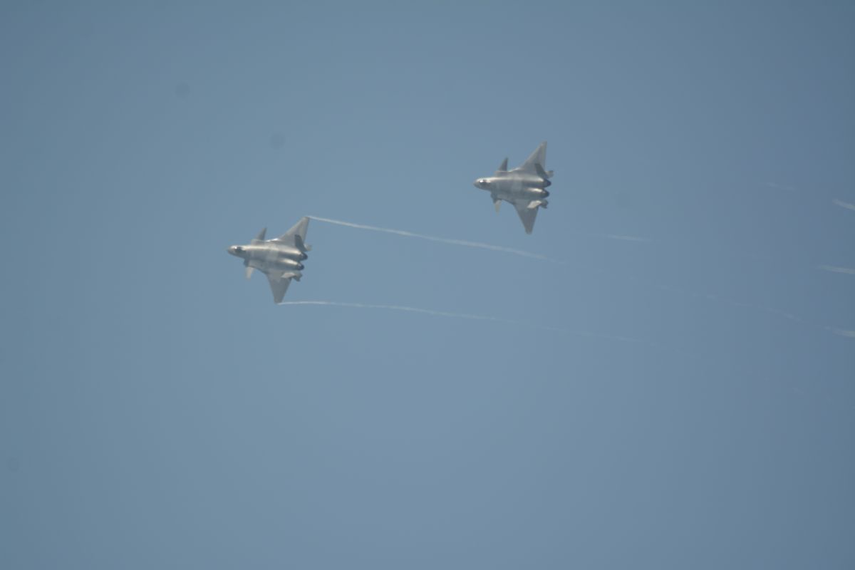 大陸已經能生產殲20匿蹤戰機，從戰機未配備機砲，代表該機並不重視纏鬥，是未來戰爭中利用匿蹤優勢進入敵方空域壓制敵方防空網的踹門人。（圖／軍情與航空提供）