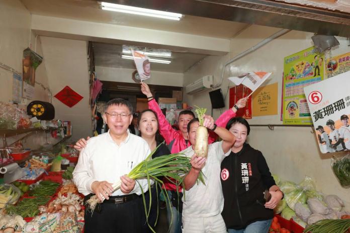 台北市長柯文哲選前頻走訪市場掃街拜票。（資料照片/柯辦提供）