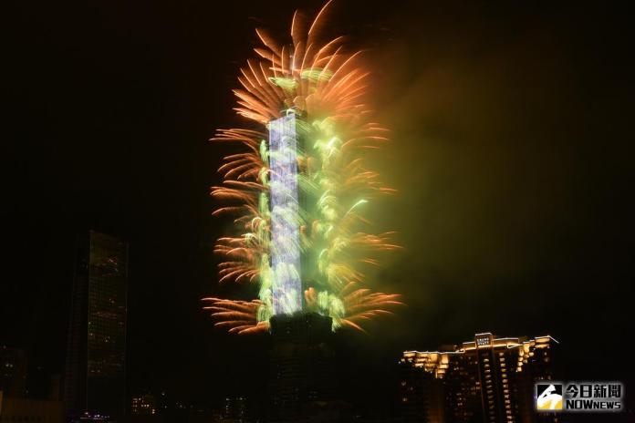 ▲迎接2019年，眾所矚目台北101煙火秀承襲去年的T-PAD（巨型燈網）LED，更首度推出為期一個月半的party101。圖為2018年新年煙火秀。(圖／NOWnews 今日新聞資料照)