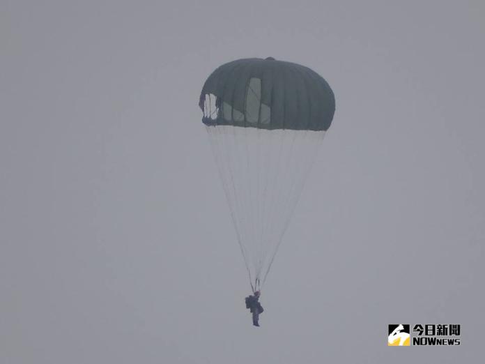 驚險！陸軍航特部傘訓　一士兵張傘不全、開副傘平安著陸
