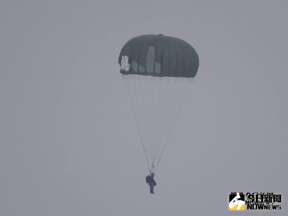 ▲屏東傘訓中心14日上午執行基本傘跳訓練時，發生傘兵跳傘主傘未開意外，所幸處置得宜立即張開副傘安全著陸。（資料圖／記者呂炯昌攝）