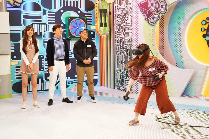 ▲SoBaD（左二）和來賓6tan（左三）、Rami（左一）與希兒（右）同在《挨踢教室》體驗刺激的VR遊戲。（圖／狼谷競技台提供）