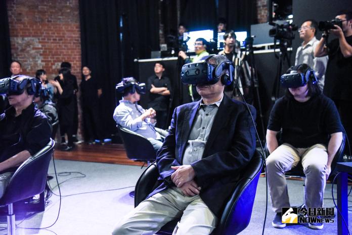 金馬 VR電影<5x1>首映記者會，現場進行VR試片。（圖／記者陳明安攝，2018.11.15）