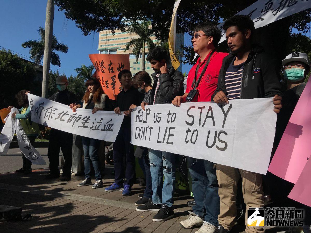 康寧大學師生組成自救會，於今（15）日赴北上請願，要求教育部出面協助，解決康寧大學師生問題。（圖／記者許維寧攝，2018.11.15）