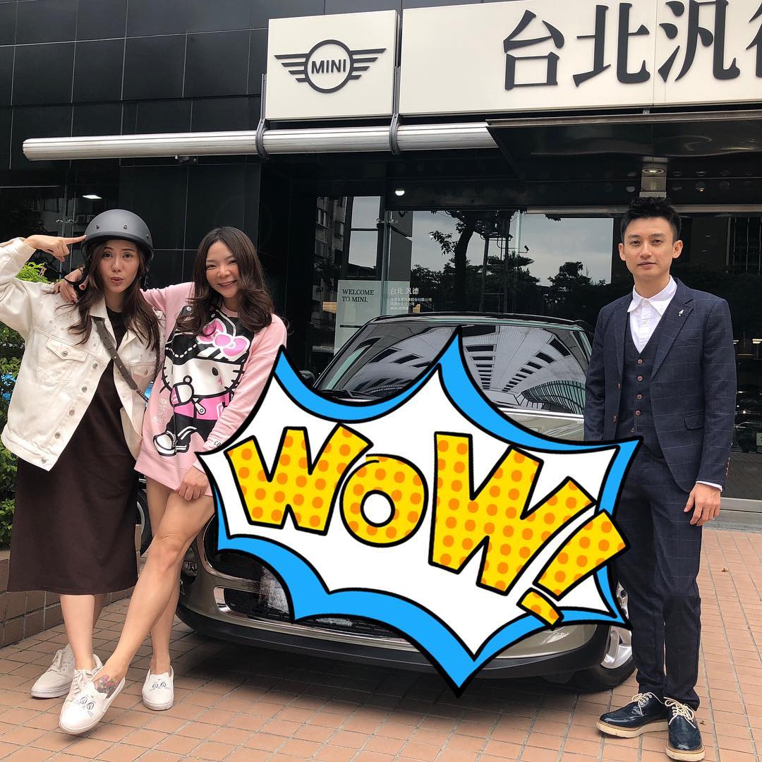 ▲小甜甜（左二）購入人生第一台轎車，喜悅之情溢於言表。（圖／翻攝IG）