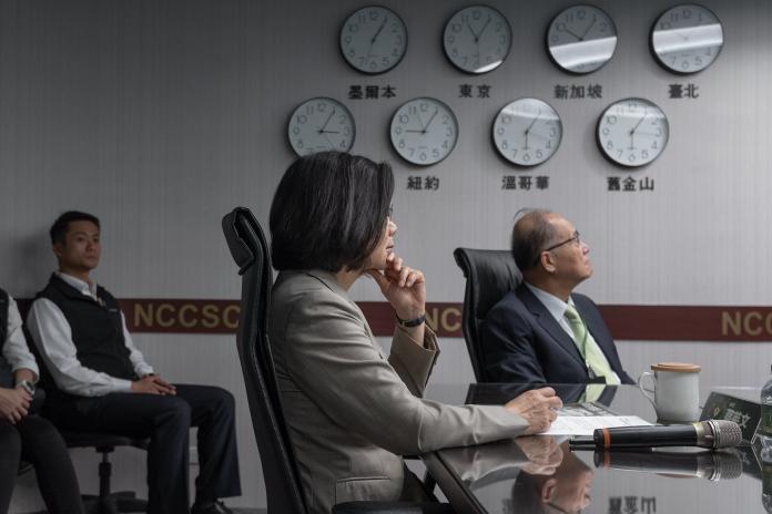 蔡英文總統15日出席「國家通訊暨網際安全中心」(NCCSC)揭牌儀式。( 圖 / 總統府提供 )