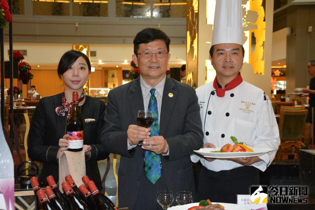 ▲曾慶欑(中)於「薄酒來日」開瓶日邀與大家同慶。（圖／記者郭政隆攝影2018.11.15）