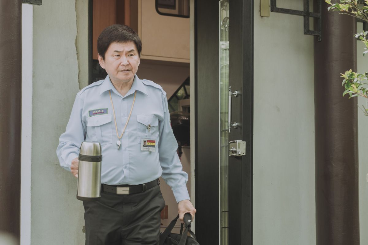 ▲賀一航在《20之後》演出個性傳統保守的保全「鄧伯」。（圖／公視提供）