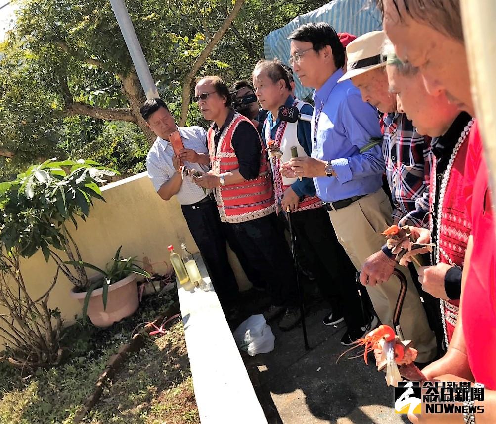 ▲五峰鄉長靳邦忠(左四)與賽夏族總主祭朱添進(左二)、各姓長老，依循傳統禮俗祭祀祝禱。（圖／記者常似虎攝，2018.11.15）