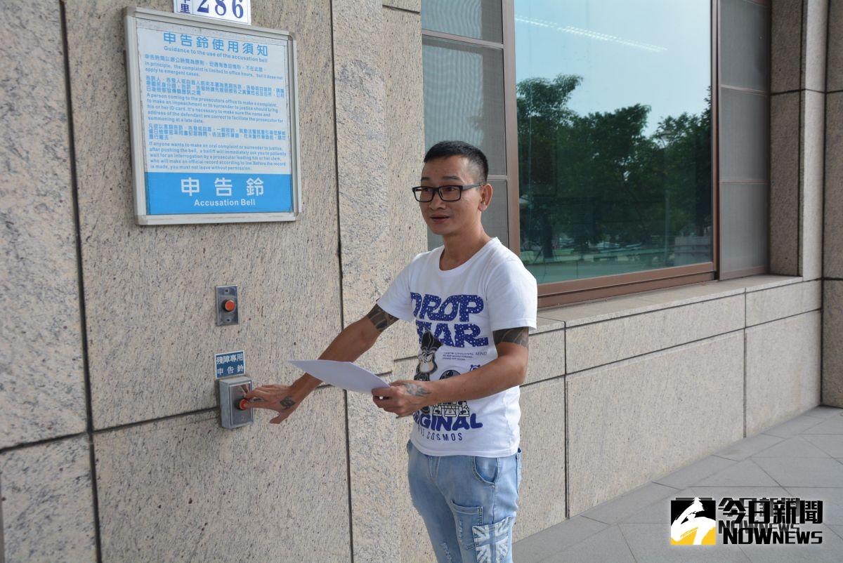▲簡俊平至嘉義地檢署按鈴申告。（圖／記者郭政隆攝影2018.11.15）