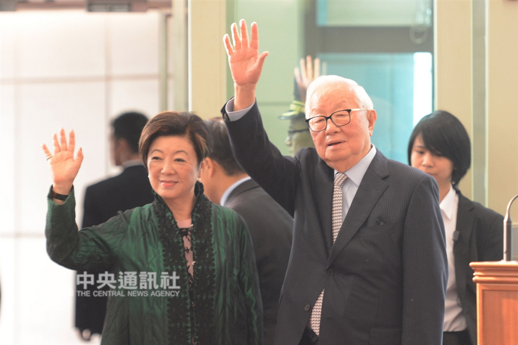 ▲台積電創辦人張忠謀今（16）日一早現身機場，將出發參加APEC經濟領袖會議。(圖／中央社提供)