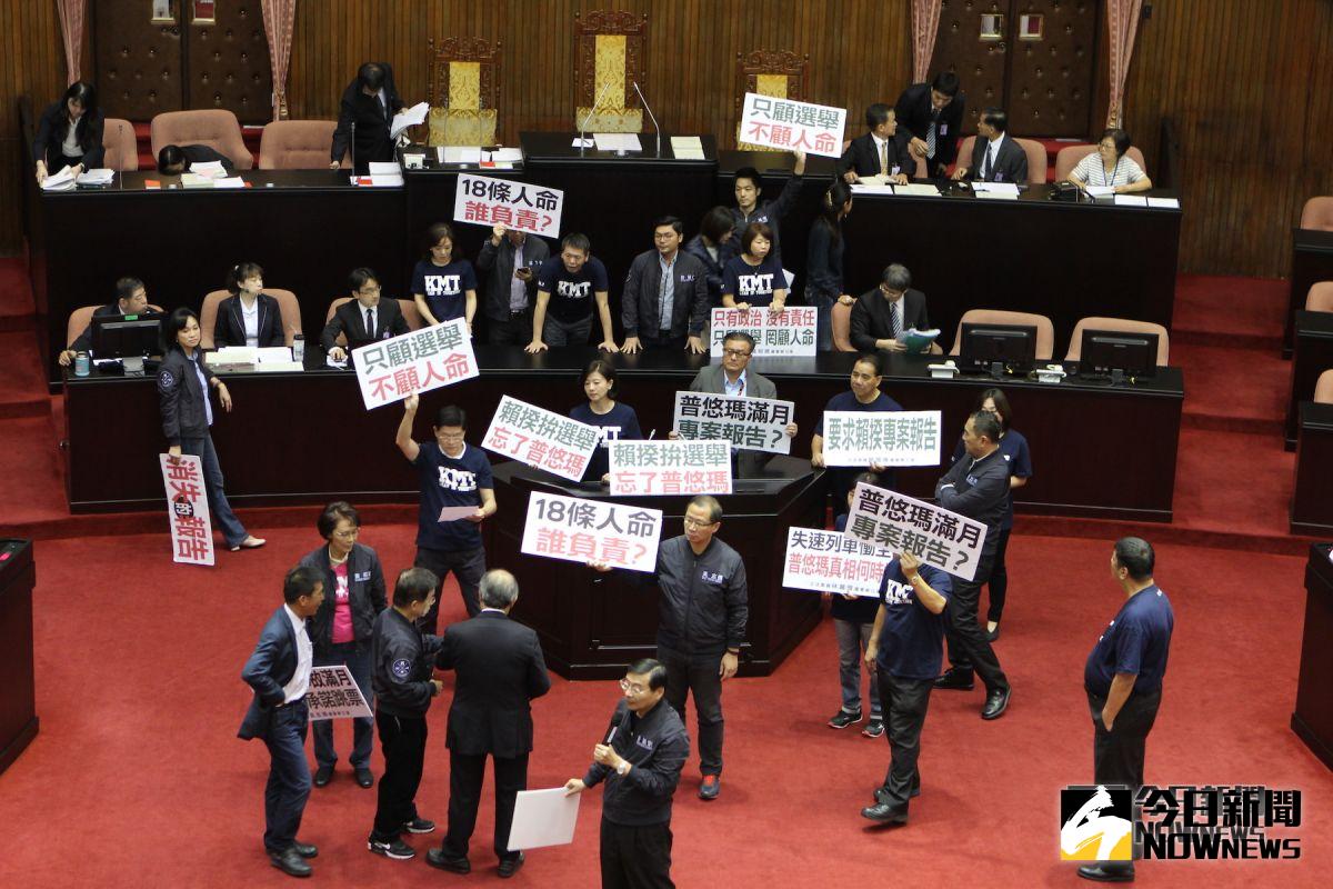 普悠瑪事故發生即將屆滿一個月，國民黨立法院黨團不滿行政院長賴清德至今未至立法院進行專報告，在16日院會中杯葛議事表達抗議。（圖／記者葉滕騏攝,2018.11.16）