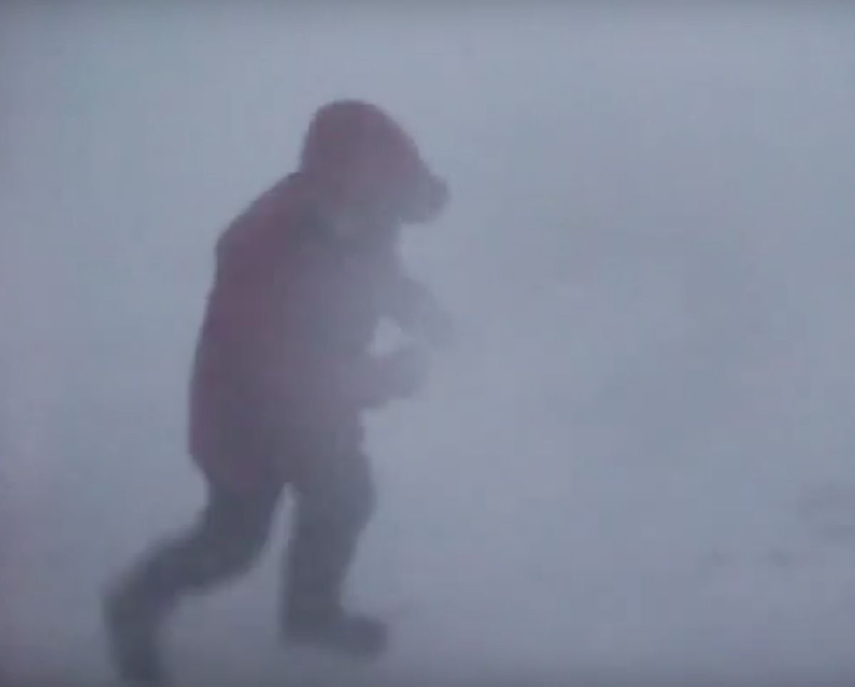 南極呼嘯的狂風，可以將房屋摧毀，推倒通信鐵塔，捲走車輛，甚至將一座科學站變成一片廢墟的事時有發生。