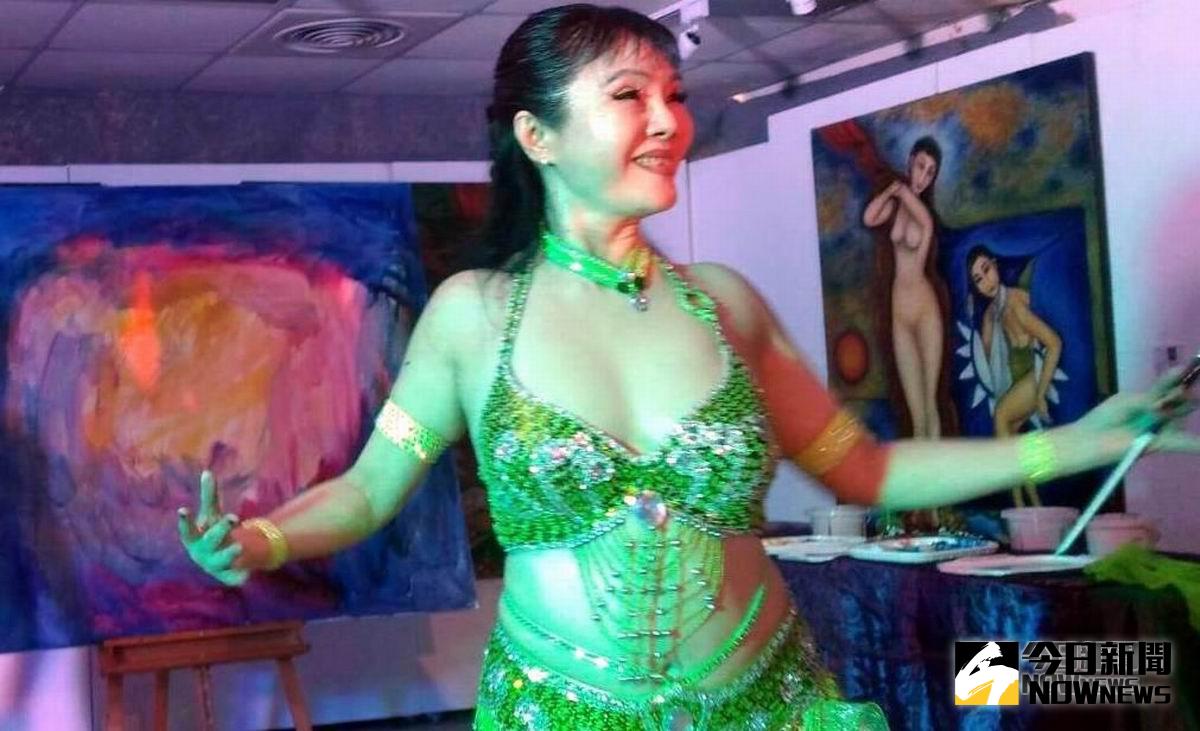 ▲邊跳舞邊畫畫，話題奇女子許曉丹再現江湖。（圖／記者許高祥攝／2018.11.16）