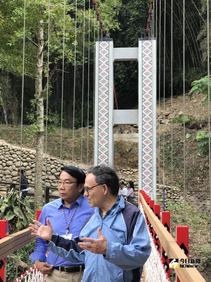 ▲丁松青神父(右)在清泉一號吊橋看到「納粹標誌」嚇了一大跳，經五峰鄉長靳邦忠(左)解說，終於了解這是不同文化造成的誤會。（圖／記者常似虎攝）