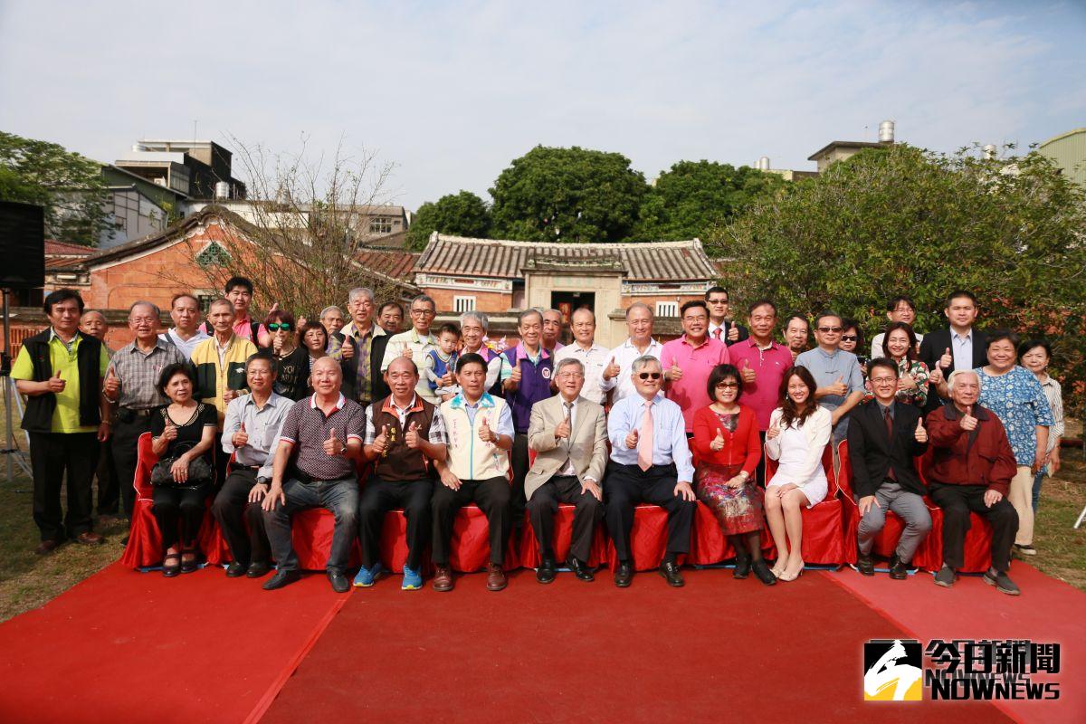 ▲新埔潘屋修復工程開工，新竹縣長邱鏡淳、潘屋管理人潘鵬仁以及各界貴賓共同上香祈福。（圖／記者誾宣震攝，2018.11.16）