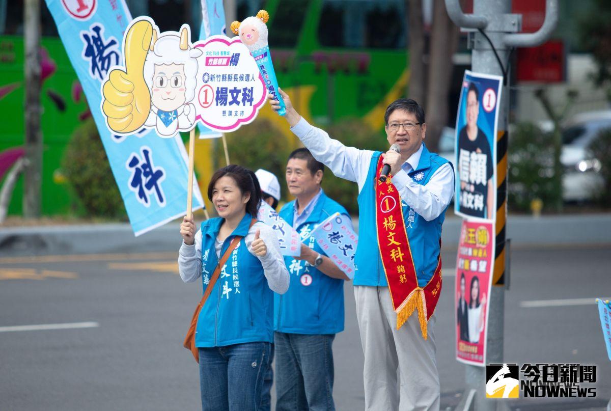 ▲新竹縣長候選人楊文科一早就在路口拜票懇託。（圖／楊文科陣營提供，2018.11.16）