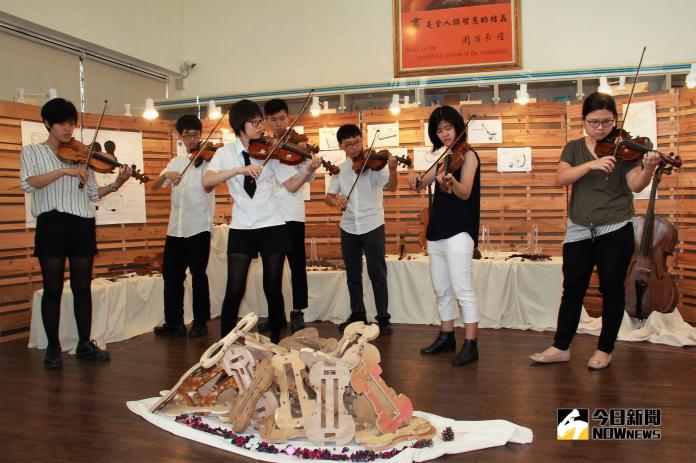 ▲開幕典禮中製琴學生介紹自己製造的小提琴為大家演奏。（圖／記者陳宗傑攝,2018.11.16）